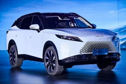 Conheça o Omoda 7 SHS: o novo SUV híbrido plug-in da Espanha, repleto de tecnologia e com autonomia de 1.200 km