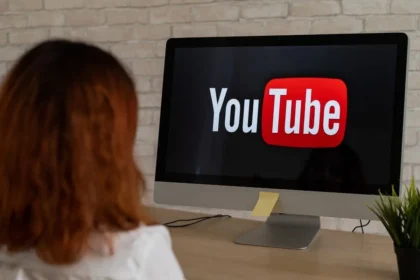 O poder oculto do YouTube: como os adolescentes estão a aprender na plataforma