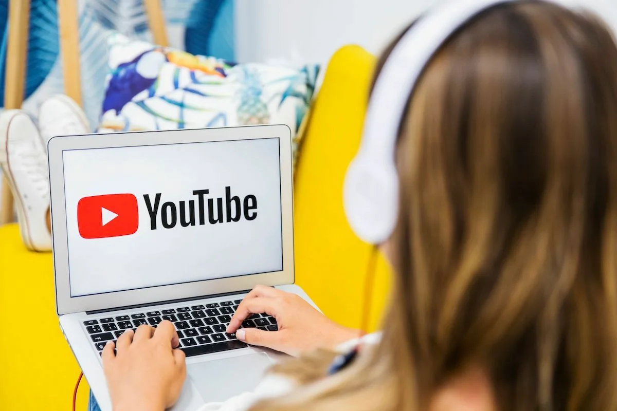 O poder oculto do YouTube: como os adolescentes estão a aprender na plataforma