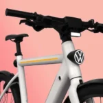 Volkswagen apresenta bicicleta elétrica com radar, câmara e óculos HUD